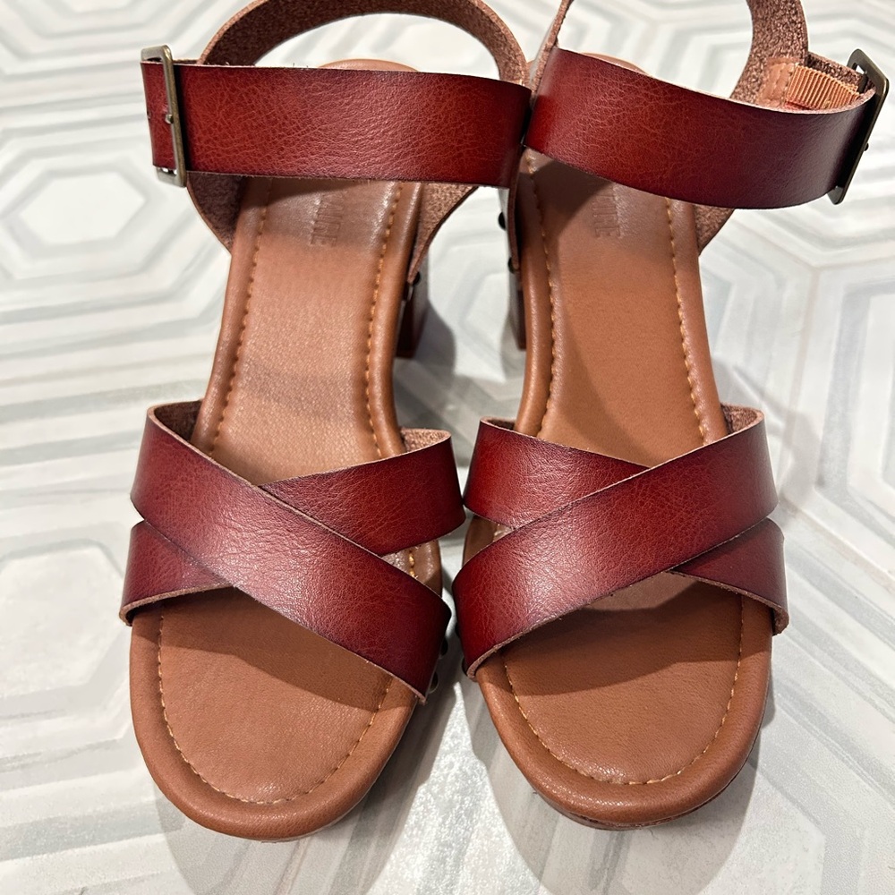 Elegant Brown Strappy Sandals